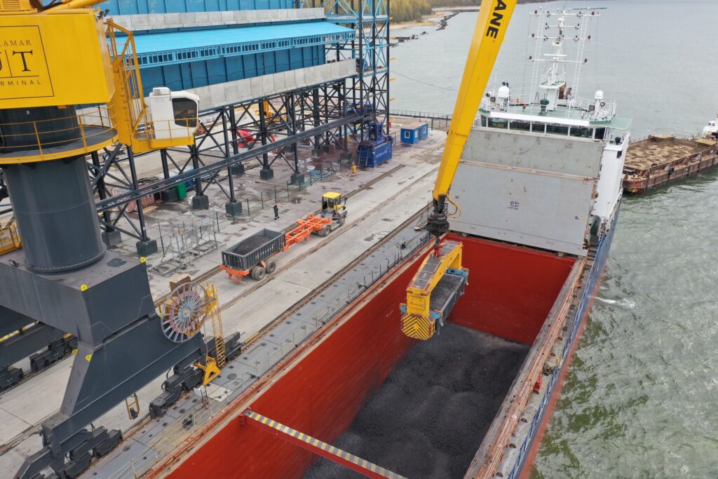 Record Low Energy Consumption in Containerized Bulk Handling 1 63EA9EE4 91DC 4B35 9454 476FC01592CB